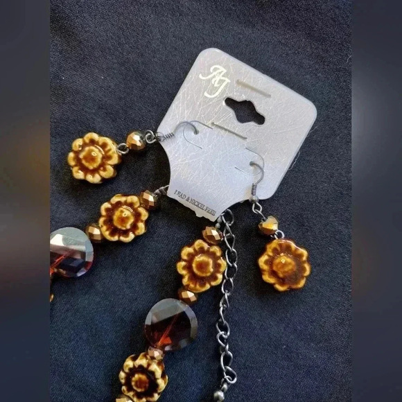 Bohemian Beaded floral and amber necklace earrings set - Picture 4 of 4